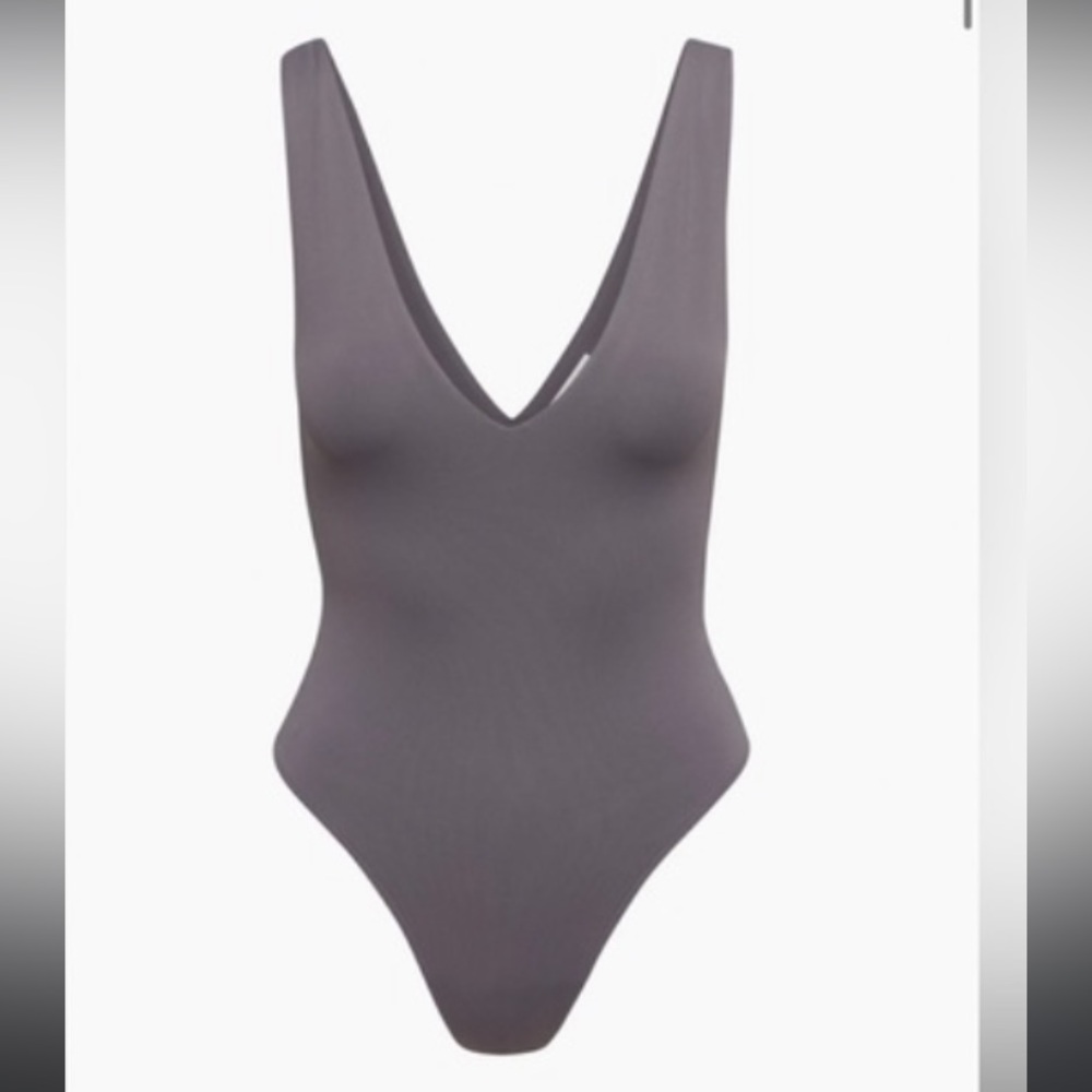 Aritzia V Neck contour Bodysuit